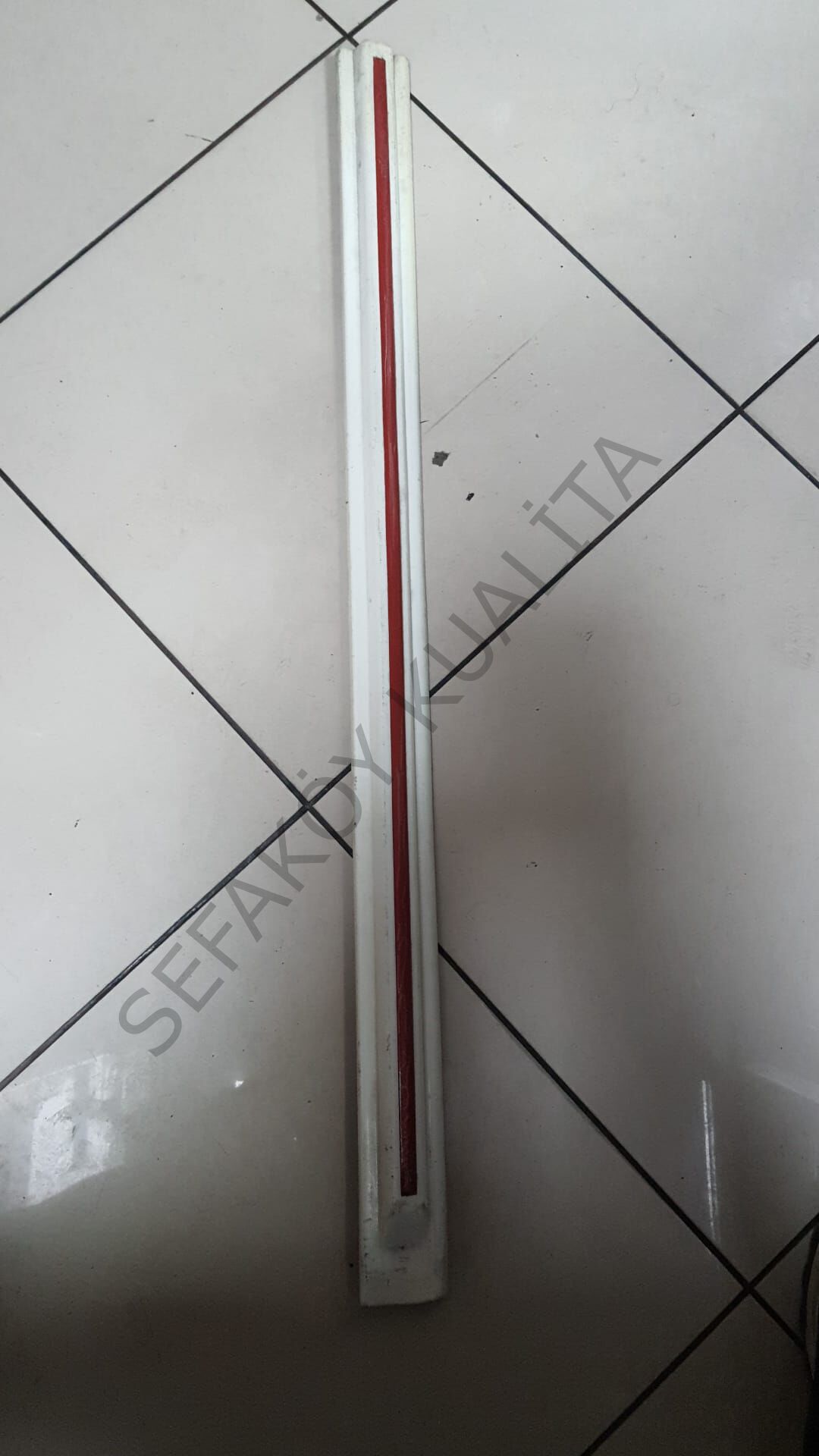 FORD TAUNUS KAPI KUŞAK ÖN SAĞ   (BEYAZ KIRMIZI ŞERİT )