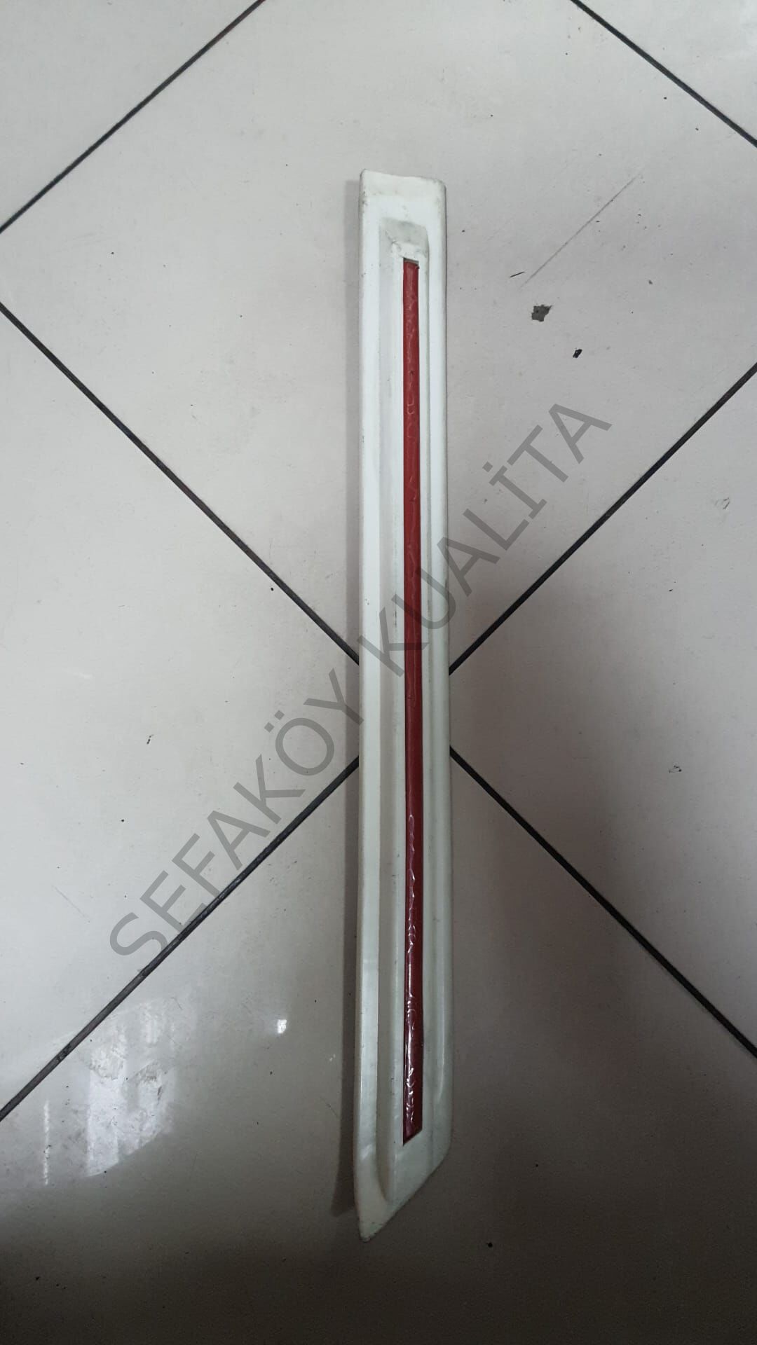 FORD TAUNUS  ARKA KAPI KUŞAK SAĞ  (BEYAZ KIRMIZI ŞERİT)