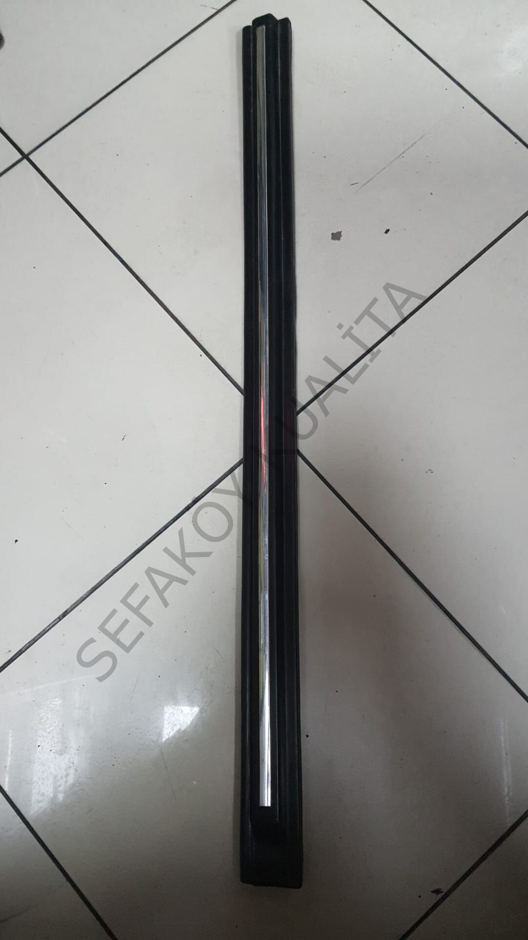 FORD TAUNUS ÖN KAPI KUŞAK SOL (SİYAH - NİKELEJ ÇITA)